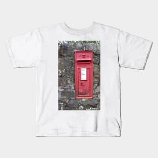 Traditional Red British Post Box in Wall [Royal Mail] Kids T-Shirt